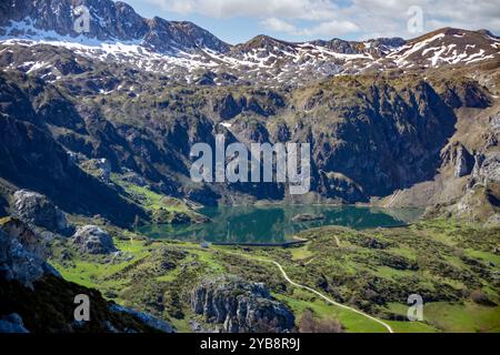 Vue spectaculaire sur le lac del Valle à Somiedo, Asturies, Espagne avec les montagnes enneigées en arrière-plan Banque D'Images