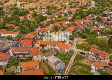 Vue aérienne d'Agios Germanos est un village dans le Prespes en Macédoine occidentale, Grèce. Il est à 7 kilomètres des lacs de Prespes, qui peuvent être vus de Banque D'Images