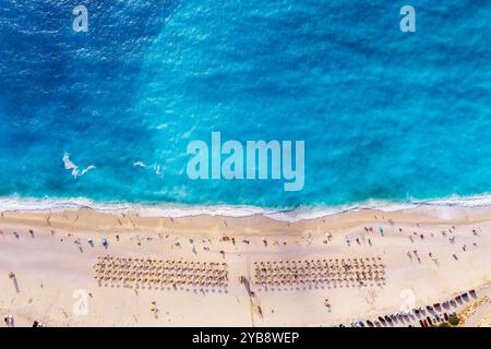 Myrtos Beach à Kefalonia est une destination côtière à couper le souffle connue pour ses eaux turquoises époustouflantes, ses galets blancs et ses falaises abruptes. Cette emblématique Banque D'Images