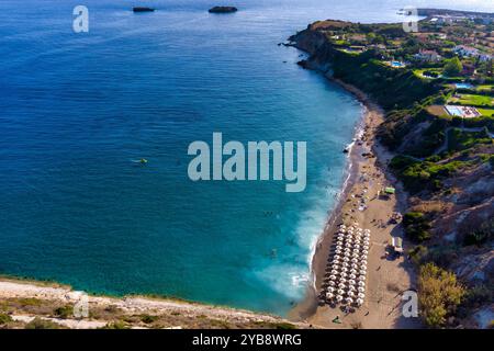 Ai Helis Beach à Cefalonia est une plage de sable sereine avec des eaux peu profondes, offrant une vue magnifique sur la mer Ionienne. Entouré de falaises et de verdure Banque D'Images