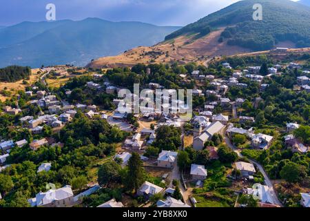 Une vue aérienne de Nymfaio, un village de montagne pittoresque en Grèce, entouré de forêts verdoyantes et de collines. La maison traditionnelle en pierre du village Banque D'Images