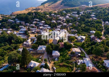 Une vue aérienne de Nymfaio, un village de montagne pittoresque en Grèce, entouré de forêts verdoyantes et de collines. La maison traditionnelle en pierre du village Banque D'Images