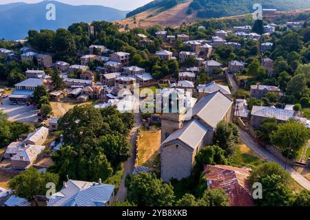 Une vue aérienne de Nymfaio, un village de montagne pittoresque en Grèce, entouré de forêts verdoyantes et de collines. La maison traditionnelle en pierre du village Banque D'Images