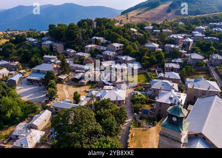 Une vue aérienne de Nymfaio, un village de montagne pittoresque en Grèce, entouré de forêts verdoyantes et de collines. La maison traditionnelle en pierre du village Banque D'Images