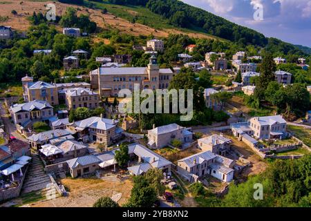 Une vue aérienne de Nymfaio, un village de montagne pittoresque en Grèce, entouré de forêts verdoyantes et de collines. La maison traditionnelle en pierre du village Banque D'Images