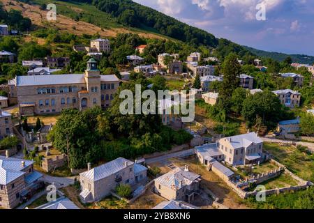 Une vue aérienne de Nymfaio, un village de montagne pittoresque en Grèce, entouré de forêts verdoyantes et de collines. La maison traditionnelle en pierre du village Banque D'Images