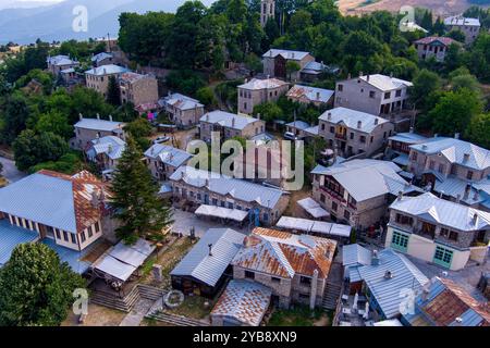 Une vue aérienne de Nymfaio, un village de montagne pittoresque en Grèce, entouré de forêts verdoyantes et de collines. La maison traditionnelle en pierre du village Banque D'Images