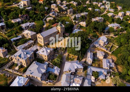 Une vue aérienne de Nymfaio, un village de montagne pittoresque en Grèce, entouré de forêts verdoyantes et de collines. La maison traditionnelle en pierre du village Banque D'Images