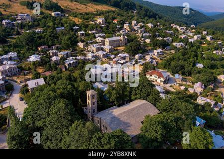 Une vue aérienne de Nymfaio, un village de montagne pittoresque en Grèce, entouré de forêts verdoyantes et de collines. La maison traditionnelle en pierre du village Banque D'Images