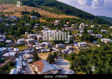 Une vue aérienne de Nymfaio, un village de montagne pittoresque en Grèce, entouré de forêts verdoyantes et de collines. La maison traditionnelle en pierre du village Banque D'Images