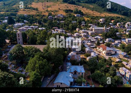 Une vue aérienne de Nymfaio, un village de montagne pittoresque en Grèce, entouré de forêts verdoyantes et de collines. La maison traditionnelle en pierre du village Banque D'Images