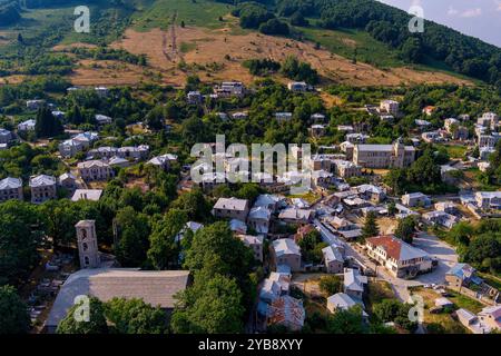 Une vue aérienne de Nymfaio, un village de montagne pittoresque en Grèce, entouré de forêts verdoyantes et de collines. La maison traditionnelle en pierre du village Banque D'Images