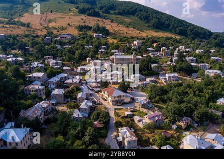 Une vue aérienne de Nymfaio, un village de montagne pittoresque en Grèce, entouré de forêts verdoyantes et de collines. La maison traditionnelle en pierre du village Banque D'Images