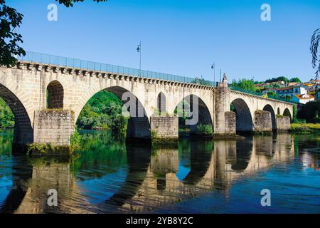 Vieux pont de pierre sur la rivière Lima à Ponte da Barca. Portugal Banque D'Images