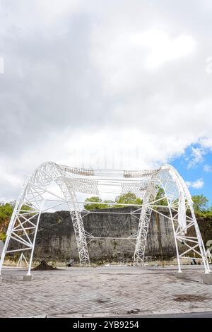 Construction de ponts soutenant des charpentes en acier sur des terrains de campagne Banque D'Images