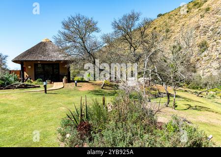 Vue sur les bâtiments de la cabane d'hébergement à la réserve de gibier Indalu à Mossel Bay, Afrique du Sud Banque D'Images