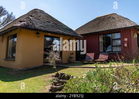 Vue sur les bâtiments de la cabane d'hébergement à la réserve de gibier Indalu à Mossel Bay, Afrique du Sud Banque D'Images