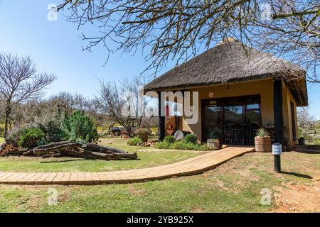 Vue sur les bâtiments de la cabane d'hébergement à la réserve de gibier Indalu à Mossel Bay, Afrique du Sud Banque D'Images