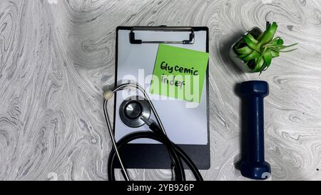 Concept d'indice glycémique écrire sur des notes collantes isolées sur une table en bois. Banque D'Images