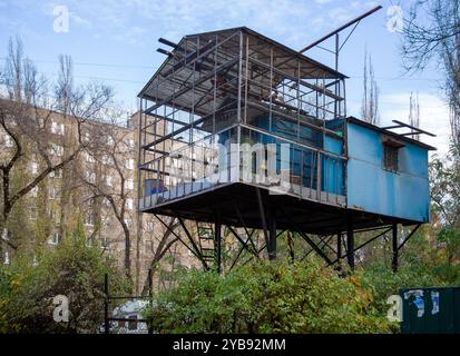 Russie, Voronej - 01 novembre 2023 : pigeonnier dans la cour d'un bâtiment de plusieurs étages Banque D'Images