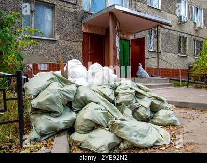 Russie, Voronej - 01 novembre 2023 : décharge de déchets de construction à l'entrée du bâtiment Khrouchtchev Banque D'Images