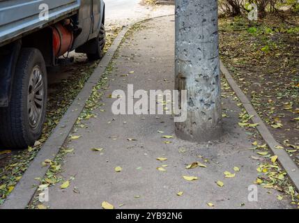 Pilier en béton installé au milieu du trottoir piétonnier Banque D'Images