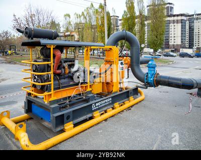 Russie, Voronej - 01 novembre 2023 : pompe pour pomper les eaux usées sur Victory Boulevard, ville de Voronej Banque D'Images