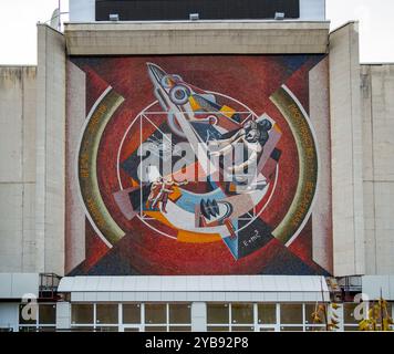 Russie, Voronej - 01 novembre 2023 : mosaïque de l'époque de l'URSS sur le bâtiment de l'ancien centre de télévision à Voronej Banque D'Images