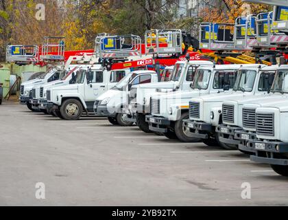 Russie, Voronej - 01 novembre 2023 : Une rangée de plates-formes aériennes spécialisées de réseau électrique dans un parking Banque D'Images