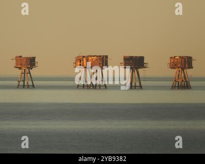 Warden Bay, Kent, Royaume-Uni. 17 octobre 2024. Météo Royaume-Uni : forts de sable rouge au coucher du soleil au large de Warden Bay, Kent. Crédit : James Bell/Alamy Live News Banque D'Images