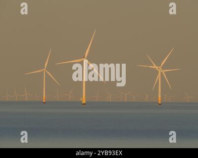 Warden Bay, Kent, Royaume-Uni. 17 octobre 2024. Météo Royaume-Uni : Kentish Flats éoliennes au coucher du soleil à Warden Bay, Kent. Crédit : James Bell/Alamy Live News Banque D'Images