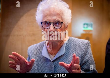 Rome, Italie. 17 octobre 2024. LILIANA SEGRE, survivante italienne de l'Holocauste, nommée sénatrice à vie pour ses mérites patriotiques exceptionnels dans le domaine social, assiste à la présentation. "L'antisémitisme n'a jamais été vraiment vaincu", dit Nathania Zevi (journaliste italienne, non représentée) présentant son livre "il nemico ideale" à Rome. (Crédit image : © Marco Di Gianvito/ZUMA Press Wire) USAGE ÉDITORIAL SEULEMENT! Non destiné à UN USAGE commercial ! Banque D'Images