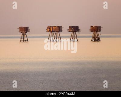 Warden Bay, Kent, Royaume-Uni. 17 octobre 2024. Météo Royaume-Uni : forts de sable rouge au coucher du soleil au large de Warden Bay, Kent. Crédit : James Bell/Alamy Live News Banque D'Images