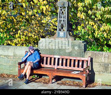 Édimbourg, Écosse, Royaume-Uni. 17 octobre 2024. Météo au Royaume-Uni : la nuit froide a vu le giveday nuageux bas au soleil dans le centre de la ville. Crédit Gerard Ferry/Alamy Live News Banque D'Images