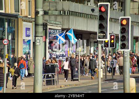 Édimbourg, Écosse, Royaume-Uni. 17 octobre 2024. Météo au Royaume-Uni : la nuit froide a vu le giveday nuageux bas au soleil dans le centre de la ville. Crédit Gerard Ferry/Alamy Live News Banque D'Images