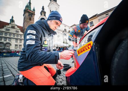 Klatovy, République tchèque. 17 octobre 2024. De gauche à droite Thierry Neuville, Martijn Wydaeghe de Belgique avec voiture à Namesti Miru (place) après le championnat du monde des Rallyes d'Europe centrale à Klatovy, République tchèque, le 17 octobre 2024. Crédit : Petr Skrivanek/CTK photo/Alamy Live News Banque D'Images