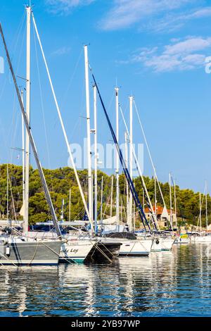 Voiliers dans la marina de Milna, Brac, Croatie Banque D'Images