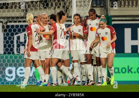 Wolfsburg, Deutschland. 17 octobre 2024. Jubel zum 0:1 durch Wendie Renard (Olympique Lyonnais, 3) UEFA Women's Champions League : VfL Wolfsburg - Olympique Lyonnais, Wolfsburg, AOK Stadion AM 17.10.2024 crédit : dpa/Alamy Live News Banque D'Images