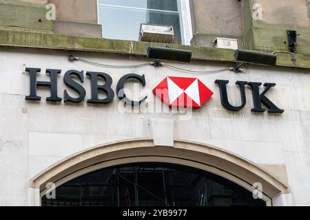 La signalisation extérieure d'une succursale bancaire HSBC, avec le logo HSBC et le mot « UK ». Le panneau est bien visible au-dessus d'une entrée, avec un ne Banque D'Images