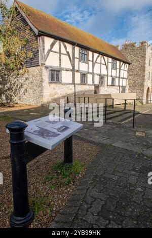 Le hall des marchands Tudor ou Westgate Hall sur les murs de la vieille ville marchant à Southampton, Hampshire, Royaume-Uni avec la carte d'information touristique au premier plan. Banque D'Images