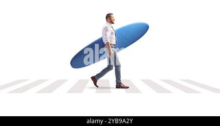 Homme d'affaires marchant sur un carrefour et portant une planche de surf isolé sur fond blanc Banque D'Images