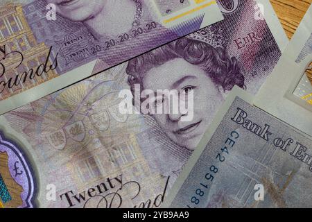 Gros plan de billets de banque britanniques de vingt livres représentant le portrait d'un monarque. Banque D'Images