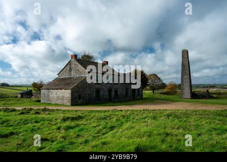 La mine de plomb de Magpie abandonnée et désaffectée près du village de Sheldon par un jour d'automne ensoleillé dans le Derbyshire Peak District, Angleterre, Royaume-Uni. Banque D'Images