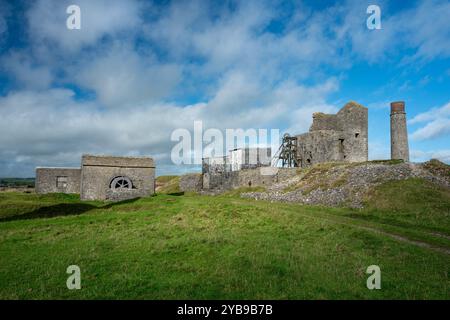 La mine de plomb de Magpie abandonnée et désaffectée près du village de Sheldon par un jour d'automne ensoleillé dans le Derbyshire Peak District, Angleterre, Royaume-Uni. Banque D'Images