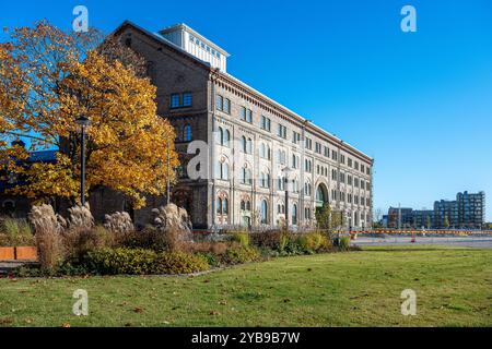 La zone industrielle dans le port intérieur de Norrköping est en cours de réaménagement dans un environnement avec un mélange de logements modernes. Banque D'Images