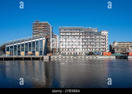 La zone industrielle dans le port intérieur de Norrköping est en cours de réaménagement dans un environnement avec un mélange de logements modernes. Banque D'Images