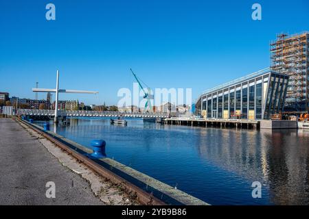 La zone industrielle dans le port intérieur de Norrköping est en cours de réaménagement dans un environnement avec un mélange de logements modernes. Banque D'Images