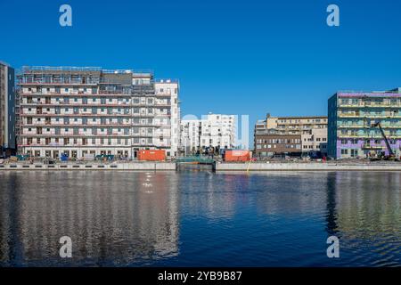 La zone industrielle dans le port intérieur de Norrköping est en cours de réaménagement dans un environnement avec un mélange de logements modernes. Banque D'Images