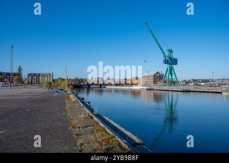 La zone industrielle dans le port intérieur de Norrköping est en cours de réaménagement dans un environnement avec un mélange de logements modernes. Banque D'Images