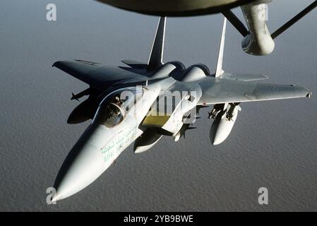 Le F-15 AMÉRICAIN de la Suadi Arabian Air Force se ravitaille d'un pétrolier KC-135 en 1992. Photo : USAF Banque D'Images